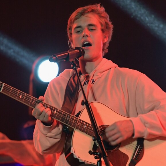 Justin Bieber foi autuado pelo MP em 2013 por crime contra o ordenamento urbano e o patrimônio cultural após ser flagrado pichando um muro