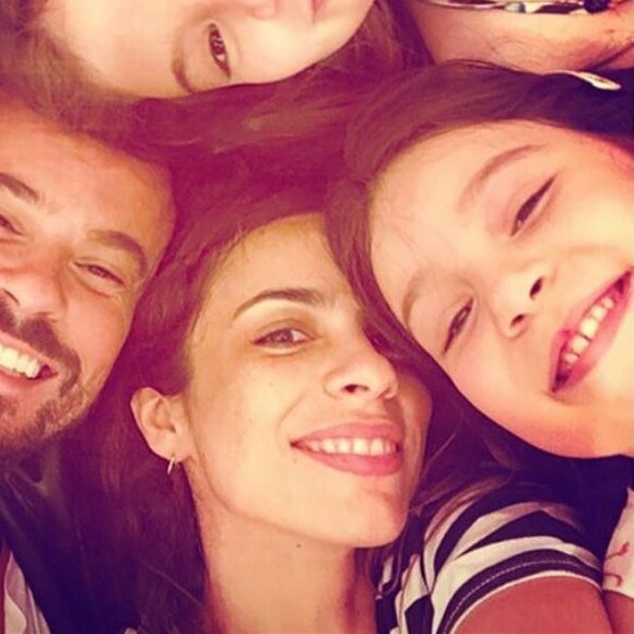 Sophia Valverde posou ao lado de Paulo Vilhena, Maria Ribeiro e Annalara Prates, colgas de elenco do filme 'Como Nossos Pais', que estreia em agosto