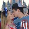 Larissa Manoela e o namorado, Thomaz Costa, estão na Disney curtindo férias de meio de ano