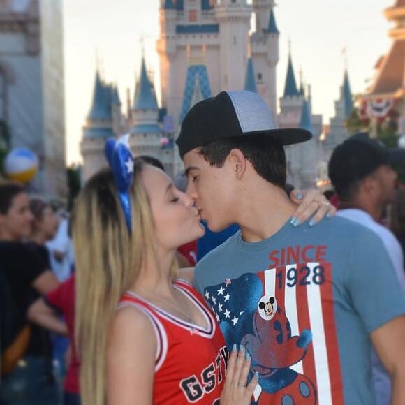 Larissa Manoela e o namorado, Thomaz Costa, estão na Disney curtindo férias de meio de ano