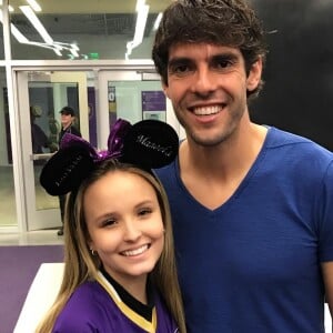 Larissa Manoela tietou Kaká após jogo de futebol em Orlando, nos EUA