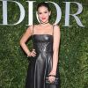 Para a ocasião, Bruna Marquezine investiu em um elegante vestido de couro e clutch Dior avaliada em cerca de R$ 10 mil
