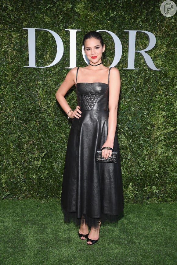 Para a ocasião, Bruna Marquezine investiu em um elegante vestido de couro e clutch Dior avaliada em cerca de R$ 10 mil