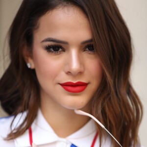 Batons vibrantes marcaram as makes de Bruna Marquezine em Paris