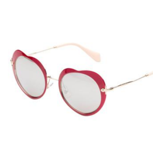 Os óculos Miu Miu, usados por Bruna Marquezine, estão à venda no site da marca, em versão não espelhada, por 270 euros, aproximadamente R$ 1.011