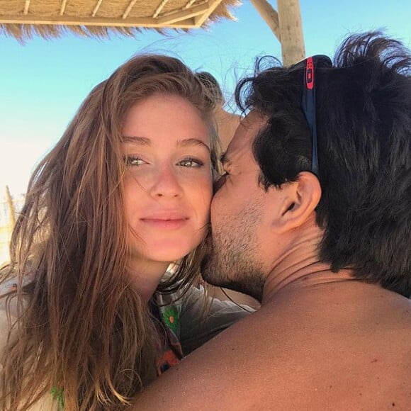 Marina Ruy Barbosa posa recebendo carinho de Xandinho Negrão durante viagem à Europa