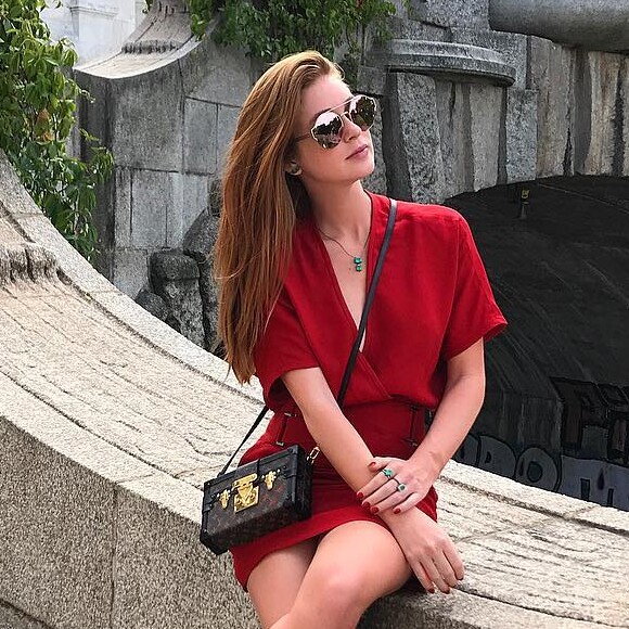 Marina Ruy Barbosa vai à Áustria e visita exposição feminista