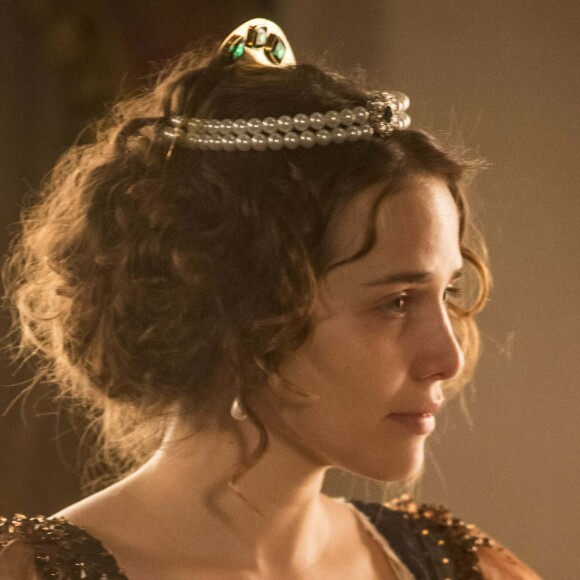 Leopoldina (Letícia Colin) aceita fugir com Bonifácio (Felipe Camargo) e eles passam a noite em uma fazenda, nos próximos capítulos da novela 'Novo Mundo'