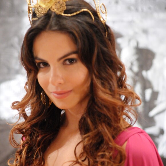 Sammu-Ramat (Christine Fernandes) é ameaçada por Nitócris (Sthefany Brito) após matar Kassaia (Pérola Faria), em cenas da novela 'O Rico e Lázaro' a partir do dia 17