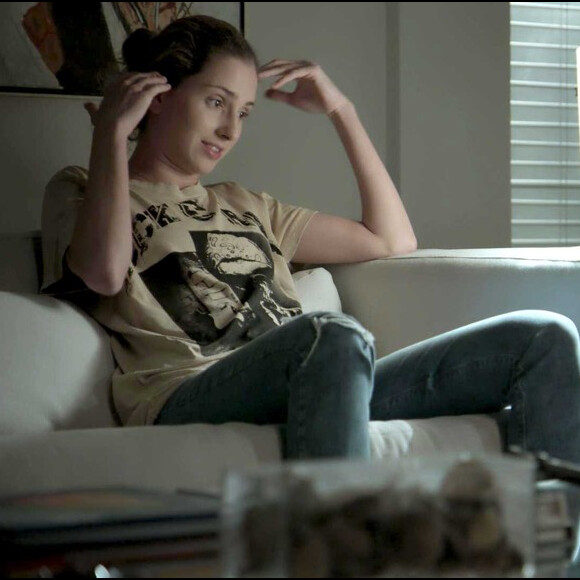 Ivana (Carol Duarte) compra roupas largas e masculinas para mudar visual, na novela 'A Força do Querer'