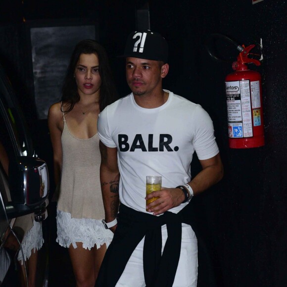 Ex-BBB Emilly e Jota Amâncio, amigo de Neymar, não se incomodaram com o flagra dos fotógrafos