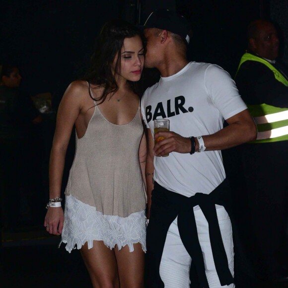 Ex-BBB Emilly ganha beijo de Jota Amâncio, amigo de Neymar em show