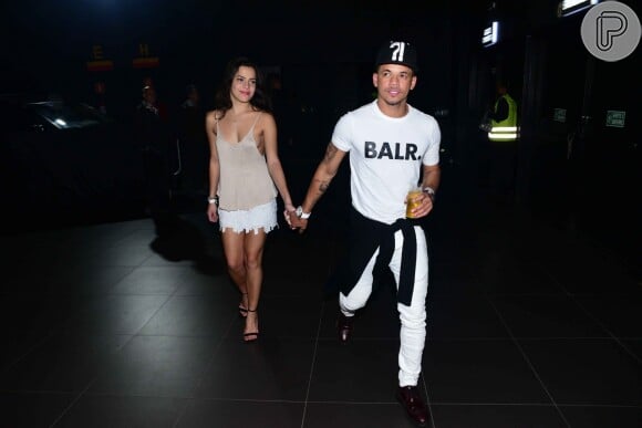 Ex-BBB Emilly e Jota Amâncio, amigo de Neymar, de mãos dadas em show de Wesley Safadão