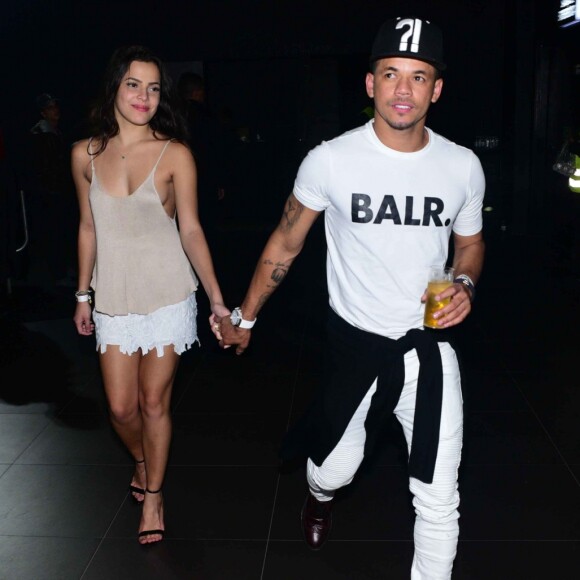 Ex-BBB Emilly e Jota Amâncio, amigo de Neymar, de mãos dadas em show de Wesley Safadão