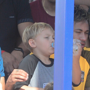 Neymar paparica o filho, Davi Lucca, durante campeonato de futebol em São Paulo. Evento aconteceu neste sábado, 08 de julho de 2017