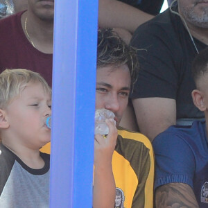 Neymar paparica o filho, Davi Lucca, durante campeonato de futebol em São Paulo. Evento aconteceu neste sábado, 08 de julho de 2017