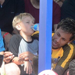 Neymar paparica o filho, Davi Lucca, durante campeonato de futebol em São Paulo. Evento aconteceu neste sábado, 08 de julho de 2017