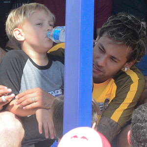 Neymar é clicado com o filho em evento em São Paulo