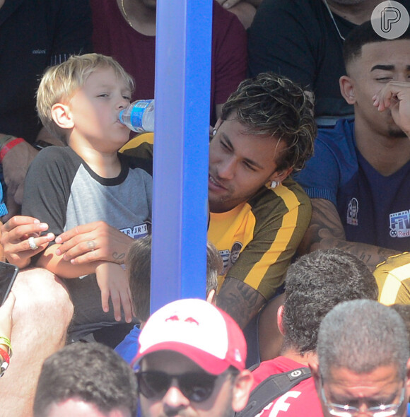 Neymar é clicado com o filho em evento em São Paulo