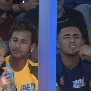 Neymar paparica o filho, Davi Lucca, durante campeonato de futebol em São Paulo. Evento aconteceu neste sábado, 08 de julho de 2017
