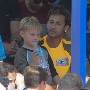 Neymar paparica o filho, Davi Lucca, durante campeonato de futebol em São Paulo. Evento aconteceu neste sábado, 08 de julho de 2017