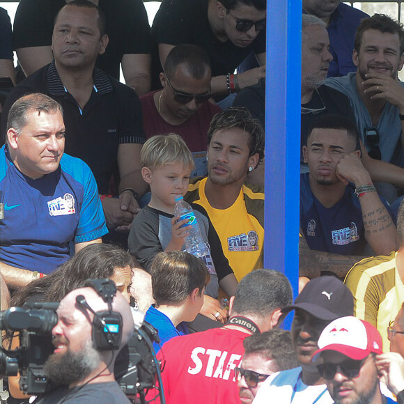 Neymar paparica o filho, Davi Lucca, durante campeonato de futebol em São Paulo. Evento aconteceu neste sábado, 08 de julho de 2017