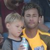 Neymar paparica o filho, Davi Lucca, durante campeonato de futebol em São Paulo. Evento aconteceu neste sábado, 08 de julho de 2017