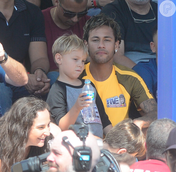 Neymar paparica o filho, Davi Lucca, durante campeonato de futebol em São Paulo. Evento aconteceu neste sábado, 08 de julho de 2017
