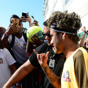 Neymar é clicado chegando para ver jogo do campeonato amador 'Neymar Jr's Five'