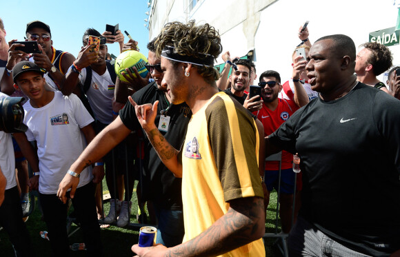 Neymar é clicado chegando para ver jogo do campeonato amador 'Neymar Jr's Five'