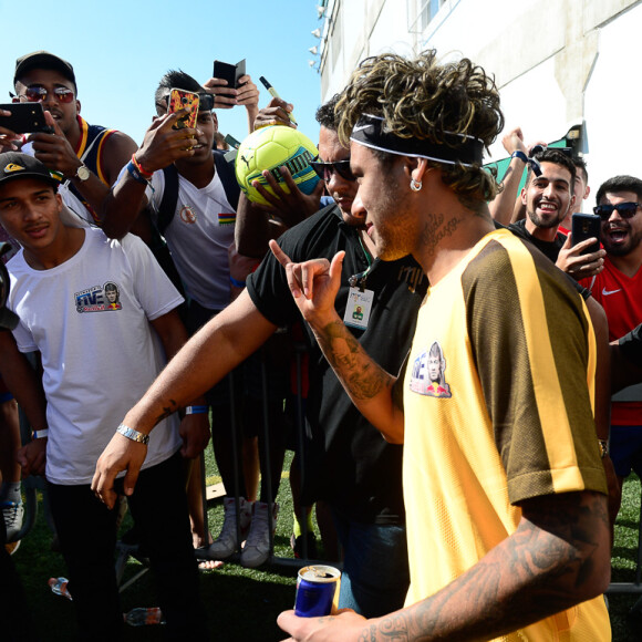 Neymar é clicado chegando para ver jogo do campeonato amador 'Neymar Jr's Five'
