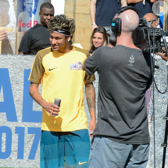 Neymar tem que se apresentar ao Barcelona no dia 12 de julho