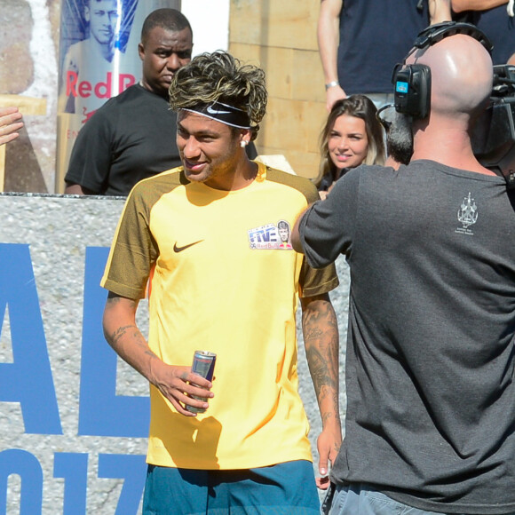 Neymar tem que se apresentar ao Barcelona no dia 12 de julho