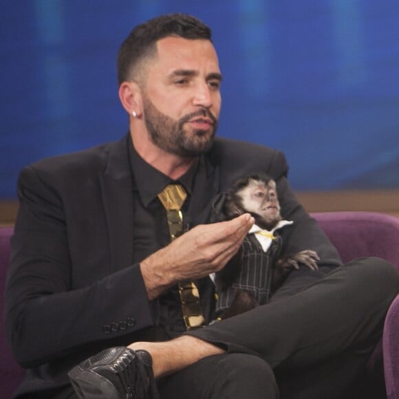 Latino está inconsolável. O cantor contou em seu Instagram que seu macaco Twelves fugiu neste sábado, 8 de julho de 2017