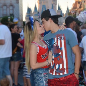 Larissa Manoela e Thomaz Costa trocaram alianças na Disney