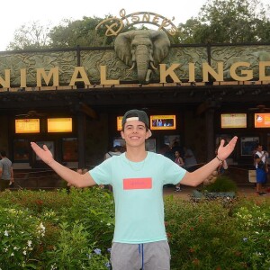 Larissa Manoela e Thomaz Costa foram ao Animal Kingdom neste sábado, 8 de julho de 2017