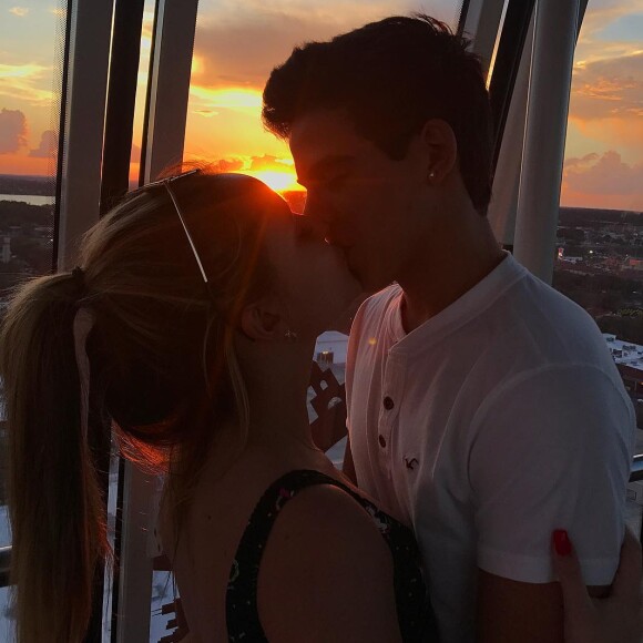 Larissa Manoela e Thomaz Costa estão vivendo momentos pra lá de românticos