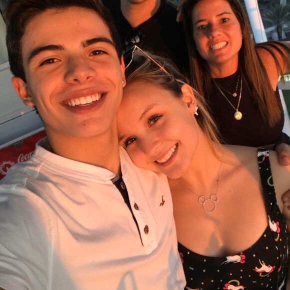 Larissa Manoela e Thomaz Costa estão se divertindo na Disney. Neste sábado o artista publicou um vídeo em seu Instagram curtindo uma montanha-russa com a namorada