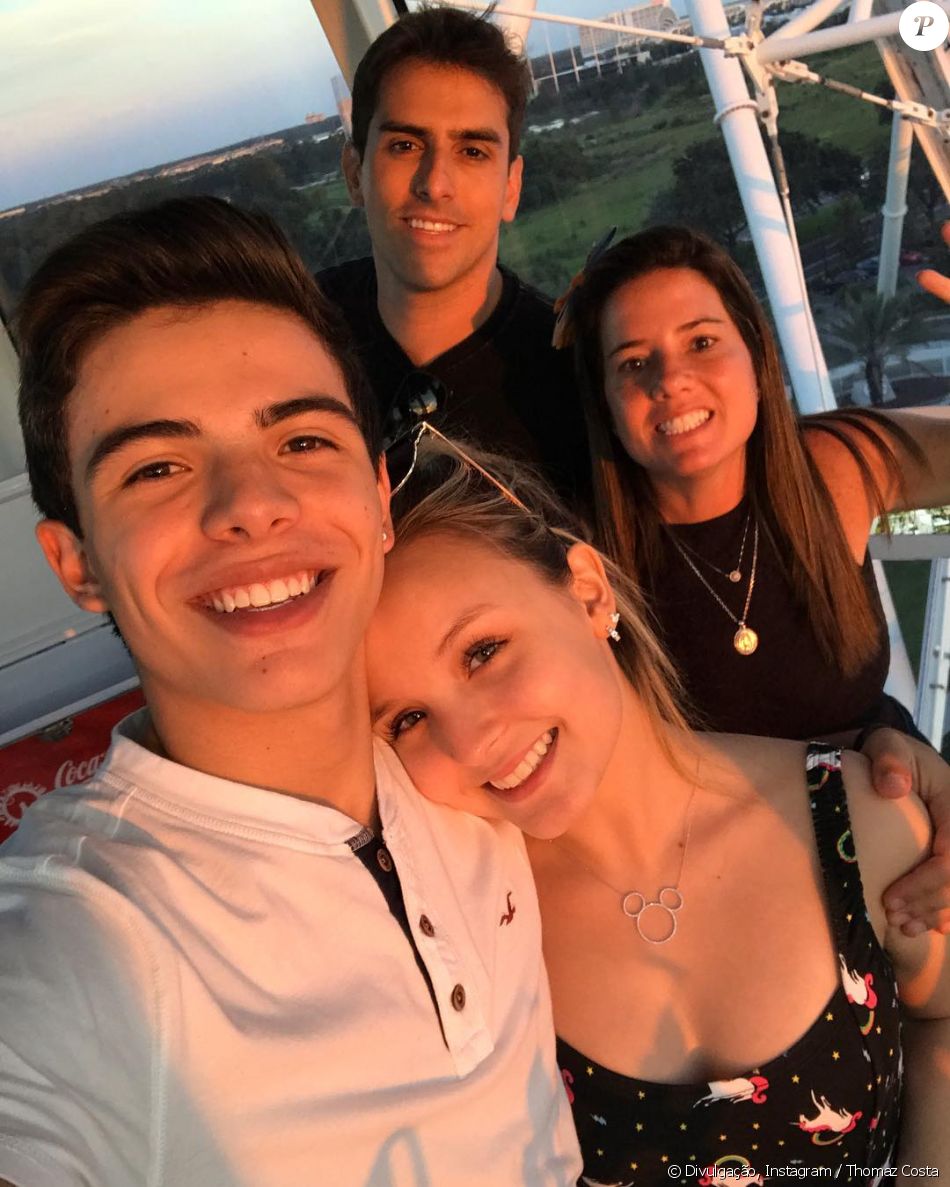 Larissa Manoela e Thomaz Costa curtem montanha-russa na Disney e atriz ...