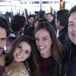 Recentemente, Paula Fernandes surgiu em foto com Faustão,  a mulher dele e seu namorado, Thiago Arancam 