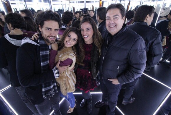 Recentemente, Paula Fernandes surgiu em foto com Faustão,  a mulher dele e seu namorado, Thiago Arancam 