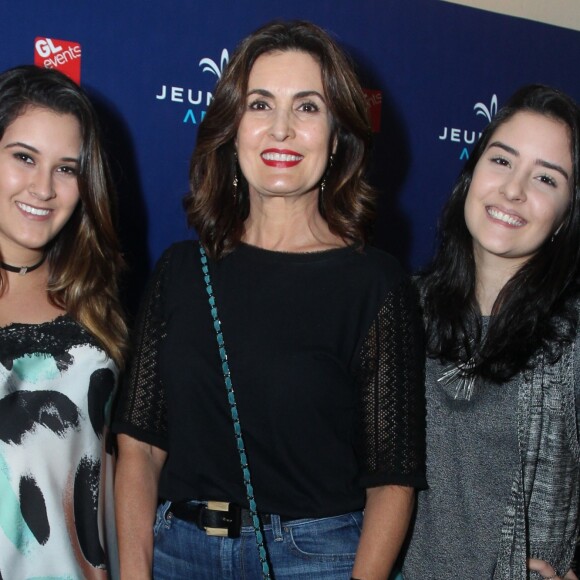 Fátima Bernardes e as filhas, Laura e Beatriz, dançaram jazz em apresentação da escola Carlota Portella neste domingo, 9 de julho de 2017