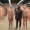 O rapper Kanye West fez sucesso ao abraçar variedades de nudes em sua coleção Yeezy, exibida na semana de moda de Nova York, em 2015