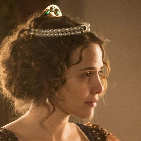 Leopoldina (Letícia Colin) tenta ser beijada por Bonifácio (Felipe Camargo), mas recusa, nos próximos capítulos da novela 'Novo Mundo': 'Desculpe. Não podemos. Eu não posso