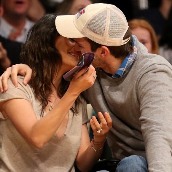 Ashton Kutcher respondeu revista sobre possível traição a Mila Kunis após fotos de paparazzi