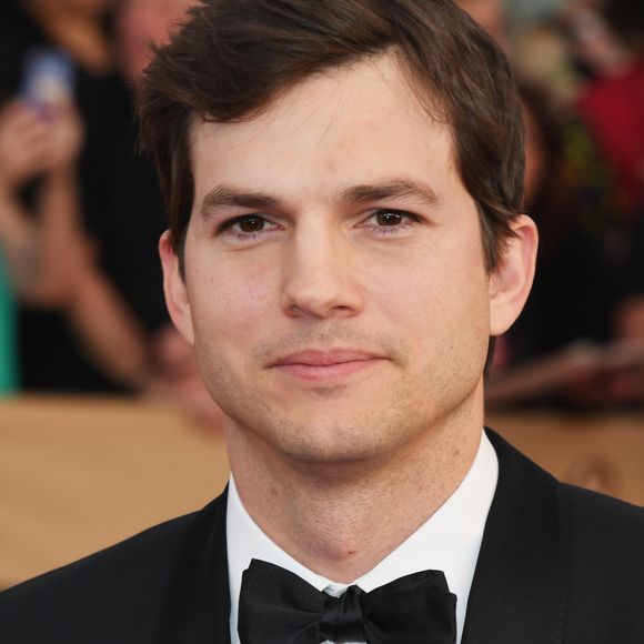 Ashton Kutcher criou um abaixo assinado por fraldários em banheiros masculinos