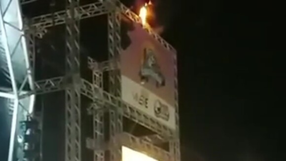 Parte superior de telão pegou fogo durante show da dupla Maiara & Maraísa, em Itaguai, no Rio de Janeiro, na noite deste domingo, 9 de julho de 2017