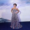 Isabela Moner apostou em um vestido longo para pré-estreia de filme nesta segunda-feira, 10 de julho de 2017