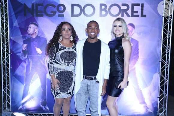 Nego do Borel, a namorada, a modelo Julia Schiavi, e a mãe dele, Roseli, posaram na entrada da porta de festas, no Alto da Boa Vista, na Zona Norte do Rio