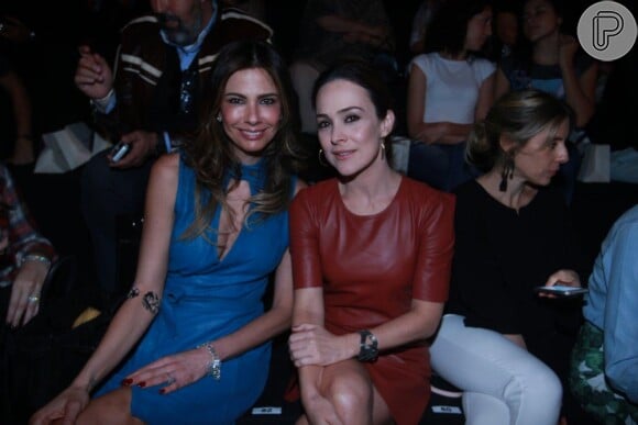 A apresentadora Luciana Gimenez e a atriz Gabriela Duarte sentaram lado a lado na primeira fila do desfile de Lilly Sarti, o quinto do dia